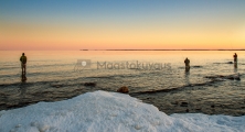 <h5>Kalastusta auringonnousun aikaan</h5><p>Miehet tavoittelevat meritaimenta aamuvarhaisella. Tunnus: img_8325</p>
