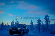 <h5>Lapinmatka</h5><p>Auto tienvarressa parkissa. Talvinen Lapinmatka kaamoksessa. Tunnus: img_5196</p>