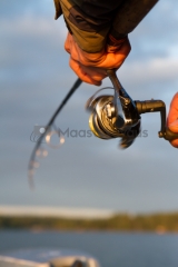<h5>Mies kalastaa virvelillä</h5><p>Kalamies kelaa virvelin avokelaa. Tunnus: img_4834</p>