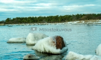 <h5>Jäinen kivi</h5><p>Pakkanen on jäädyttänyt avomeren laidalla olevan kivikkoisen rannan. Tunnus: img_7591</p>