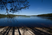 <h5>Järven ranta</h5><p>Luonnon hiekkaranta kirkasvetisen järven kupeessa. Tunnus: img_2984</p>