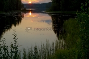 <h5>Järvi ja auringonlasku</h5><p>Aurinkolaskee Keski-Suomessa järven horisonttiin. Tunnus: img_3862</p>