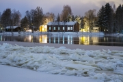 <h5>Joulutupa</h5><p>Jouluaattona Oulunjoen varrella. Joki alkaa jäätymään. Syntyy hyhmää ja kevyitä ahtojäitä. Tunnus: img_5109</p>