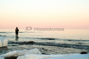 <h5>Mies kalastaa rannalla</h5><p>Arktista kalastusta Itämerellä.  Kalamies tavoittelee saalista aamun tunteina. Tunnus: img_8323</p>