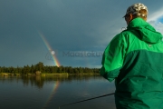 <h5>Sateenkaari ja kalastaja</h5><p>Sanotaan, että sateen jälkeen kala nappaa hanakasti. Tunnus: img_9061</p>