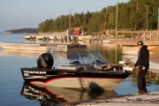 <h5>Kalastusvene</h5><p>Mies on laskenut veneen vesille ja on lähdössä kalastamaan. Tunnus: img_3927</p>