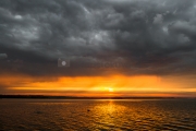<h5>Auringonlasku</h5><p>Ukkonen alkaa väistymään ja aurinko alkaa painumaan horisonttiin. Tunnus: img_2637</p>