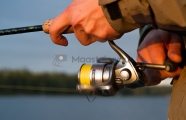 <h5>Mies kalastaa</h5><p>Mies kelaa virvelin avokelaa. Tunnus: img_4871</p>