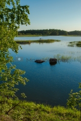 <h5>Kesäinen merimaisema</h5><p>Porvoon ja Loviisan välinen saaristo. Mies laskee soutuveneellä verkkoja ja lämmin tuuli puhaltelee. Tunnus: img_2188</p>