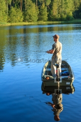 <h5>Mies kalastaa pikkulammella</h5><p>Lampi Etelä-Suomessa. Mies yrittää saada hauen. Tunnus: img_0763</p>