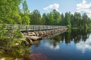 <h5>Kivisilta</h5><p>Vanha kivestä ja puusta tehty silta halkoo jokea Pohjois-Karjalassa. Tunnus: img_9433</p>
