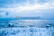 <h5>Luminen ranta</h5><p>Ensilumi on satanut merenrannalle. Aamu oli kylmä.</p>
