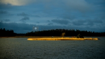 <h5>Luoto</h5><p>Ilta-aurinko valaisee pilvien välistä luodon myöhään syksyllä. Tunnus: img_4877</p>