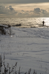 <h5>Talvinen meri</h5><p>Mies on saanut saaliiksi taimenen ja menee pudistamaan sitä mereen perkauksen jälkeen. Tunnus: img_7485</p>