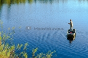 <h5>Mies kalastaa järvellä</h5><p>Mies kalastaa keskellä kesää ruovikon vieressä. Tunnus: img_0796</p>