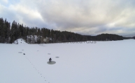 <h5>Mies kairaa jäätä Nuuksiossa</h5><p>Ilmakuva jäähän reikiä kairaavasta miehestä. Tunnus: GO023213</p>