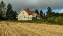 <h5>Maatalo pellon äärellä</h5><p>Maalaiskartano juuri puidun pellon vieressä Tammisaaressa. Tunnus: img_5074</p>