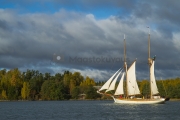 <h5>Perinnepurjelaiva</h5><p>Vanha perinnelaiva purjehtii Inkoon saaristossa lokakuussa. Tunnus: img_5696</p>