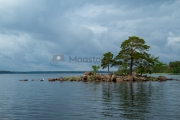 <h5>Pilvinen meri</h5><p>Pieni kivikkoinen saari pistää esiin tyynen ja pilvisen merimaiseman keskeltä. Rauhallinen tunnelma. Linnut uiskentelivat kiireettöminä. Tunnus: img_2579</p>