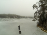 <h5>Syysjäillä</h5><p>Mies on menossa kalastamaan syksyin ensimmäisillä jäillä. Tunnus: go032900</p>