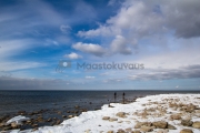 <h5>Talvinen merenranta</h5><p>Miehet kalastavat meritaimenta maaliskuussa jäättömän Itämeren rannalla. Tunnus: img_8173</p>