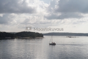 <h5>Purjevene Turunsaaristossa</h5><p>Tyyni kesäpäivä saaristossa Turussa. Tunnus: img_4115</p>