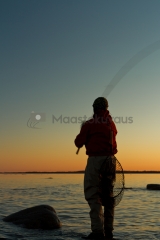 <h5>Uistimen heittäminen ilta-auringossa</h5><p>Aurinko on juuri laskenut ja kalamies heittää kalastuspäivän viimeisiä heittoja. Tunnus: img_8309</p>
