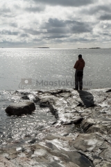 <h5>Kalastaja vastavalossa</h5><p>Kalamies tavoittelee jalokalaa Lauttasaaren kallioilta. Tunnus: img_1066</p>