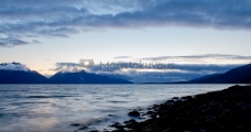 <h5>Ilta vuonon rannalla</h5><p>Aurinko on laskenut ja maisema on vaihtumassa siniseen hetkeen. Tunnus: img_4266</p>